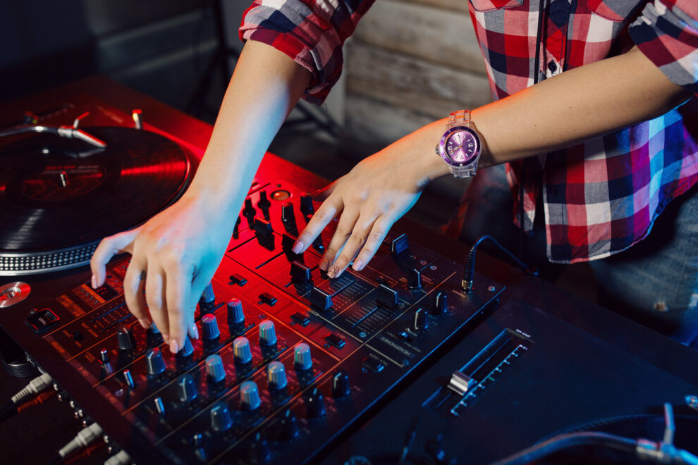 nette-dj-frau-die-spass-hat-musik-an-der-vereinpartei-zu-spielen(1)