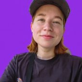 Lächelnd vor violettem Hintergrund