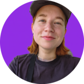 Lächelnd vor violettem Hintergrund